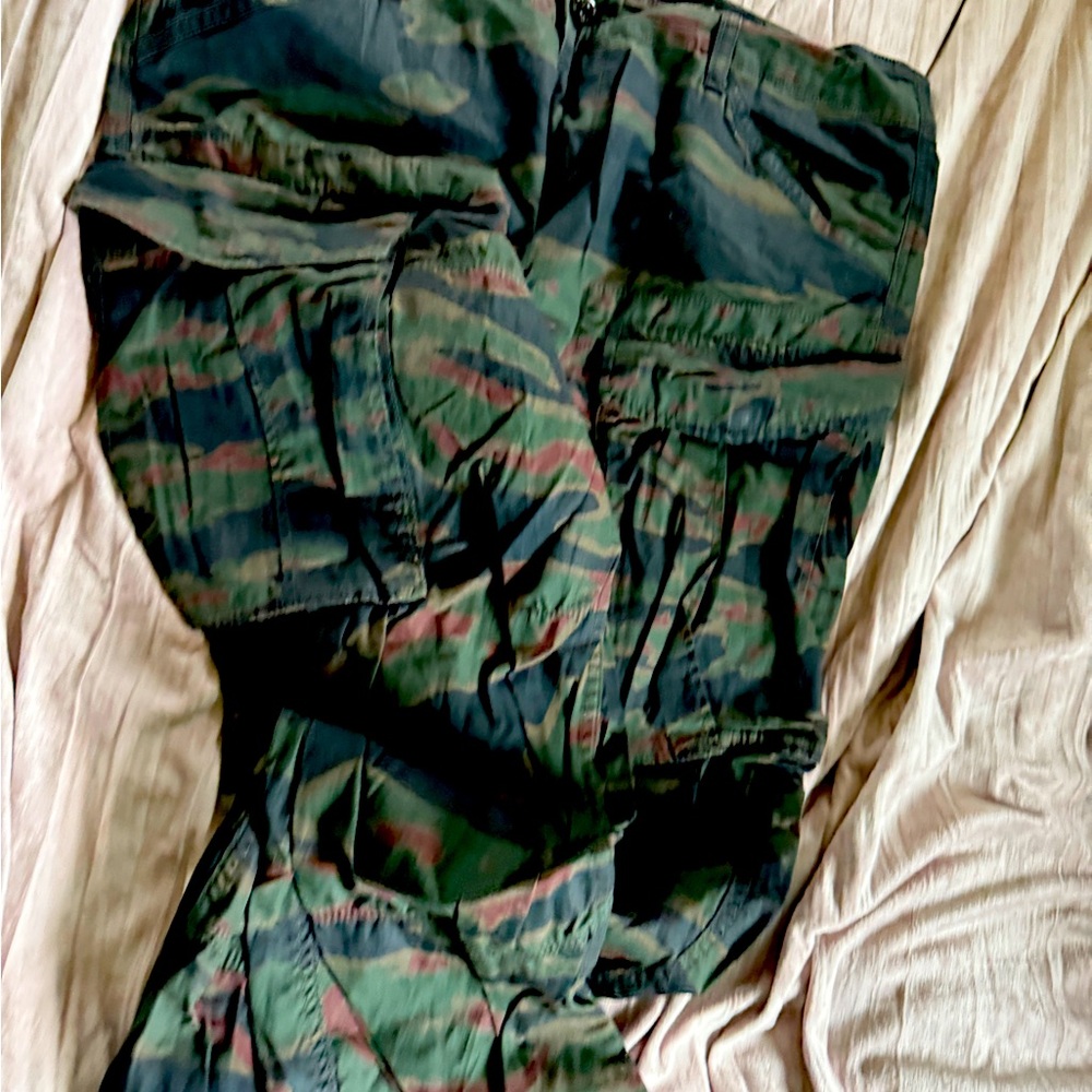 Cargo colored cargo pants by G star raw set yourself apart fromthe other men